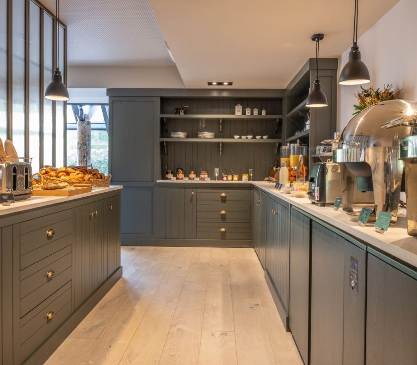 buffet du petit déjeuner de l'hôtel le saint nicolas