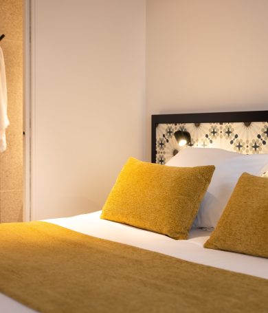 Le-Saint-Nicolas-Hotel-La-Rochelle-Chambre-Cosy-Double (1) Cosy room at the Hôtel Saint-Nicolas in La Rochelle, double bed and patterned headboard