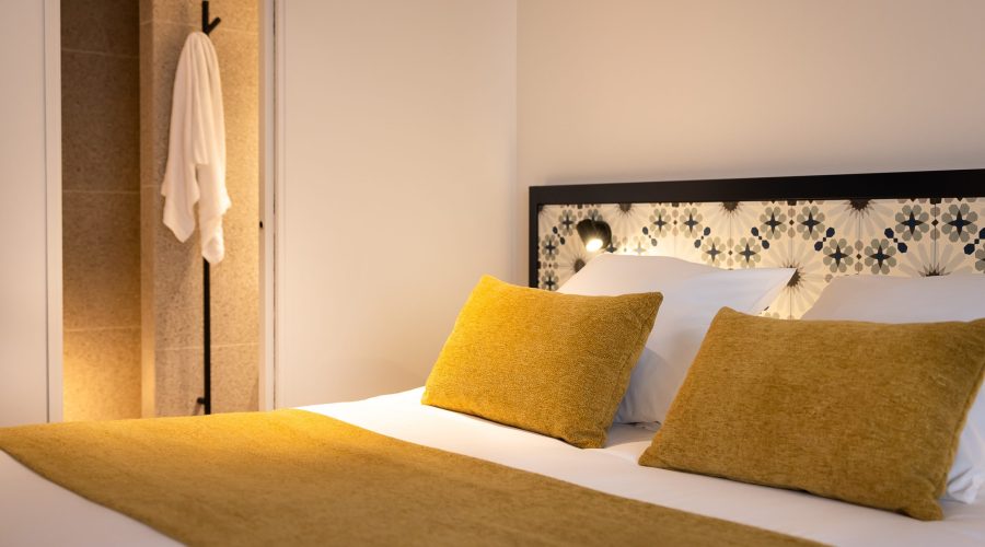 Le-Saint-Nicolas-Hotel-La-Rochelle-Chambre-Cosy-Double (1) Cosy room at the Hôtel Saint-Nicolas in La Rochelle, double bed and patterned headboard