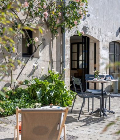 Le-Saint-Nicolas-Hotel-La-Rochelle-Terrasse-Extérieure (30) Situé en plein cœur du centre-ville de La Rochelle, l’hôtel Saint‑Nicolas est une adresse prisée pour les voyageurs en quête de confort, de charme et de praticité. L’un de ses atouts majeurs : la présence d’un parking privé sur place, un service précieux dans une ville où les places sont rares et souvent payantes.