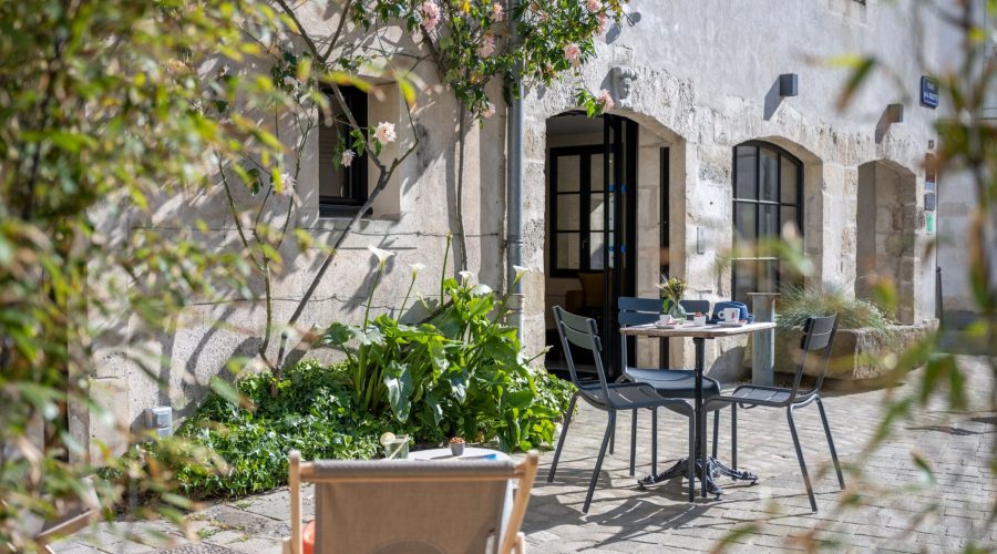 Situé en plein cœur du centre-ville de La Rochelle, l’hôtel Saint‑Nicolas est une adresse prisée pour les voyageurs en quête de confort, de charme et de praticité. L’un de ses atouts majeurs : la présence d’un parking privé sur place, un service précieux dans une ville où les places sont rares et souvent payantes.