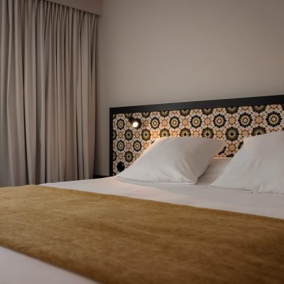 chambre avec décoration chaleureuse de l'hôtel saint nicolas - boutique hotel la rochelle