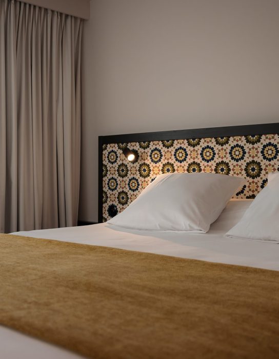 chambre avec décoration chaleureuse de l'hôtel saint nicolas - boutique hotel la rochelle
