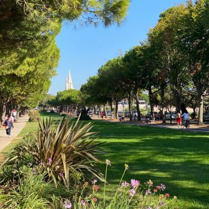 parc verdoyant à la rochelle - hôtel restaurant la rochelle