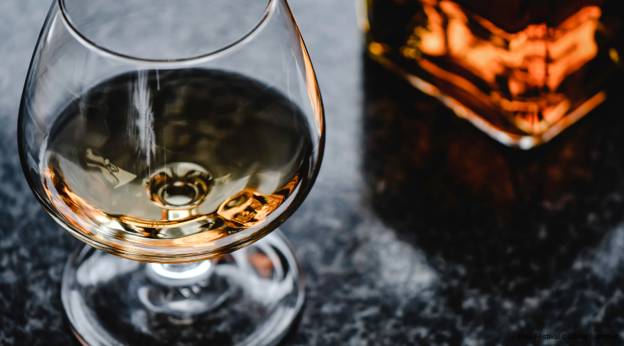 Découvrez un cognac local au bar Le Saint- Nicolas à La Rochelle
